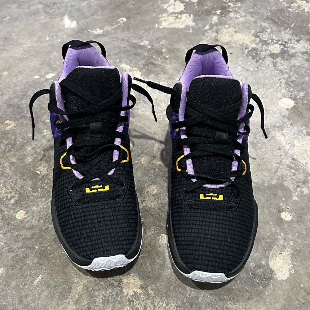 Nike- LeBron Witness VII